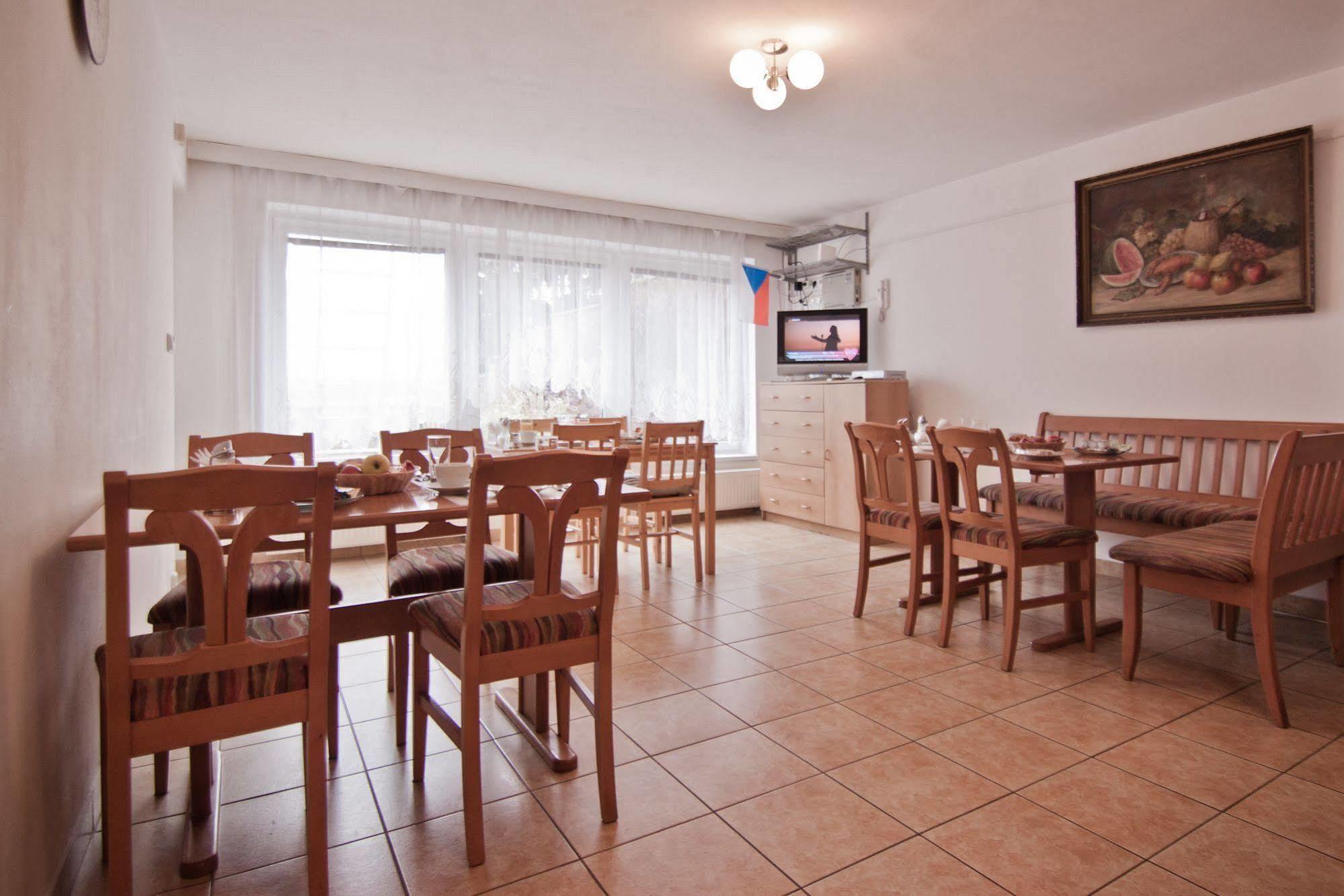 Pension Nika Praag Buitenkant foto