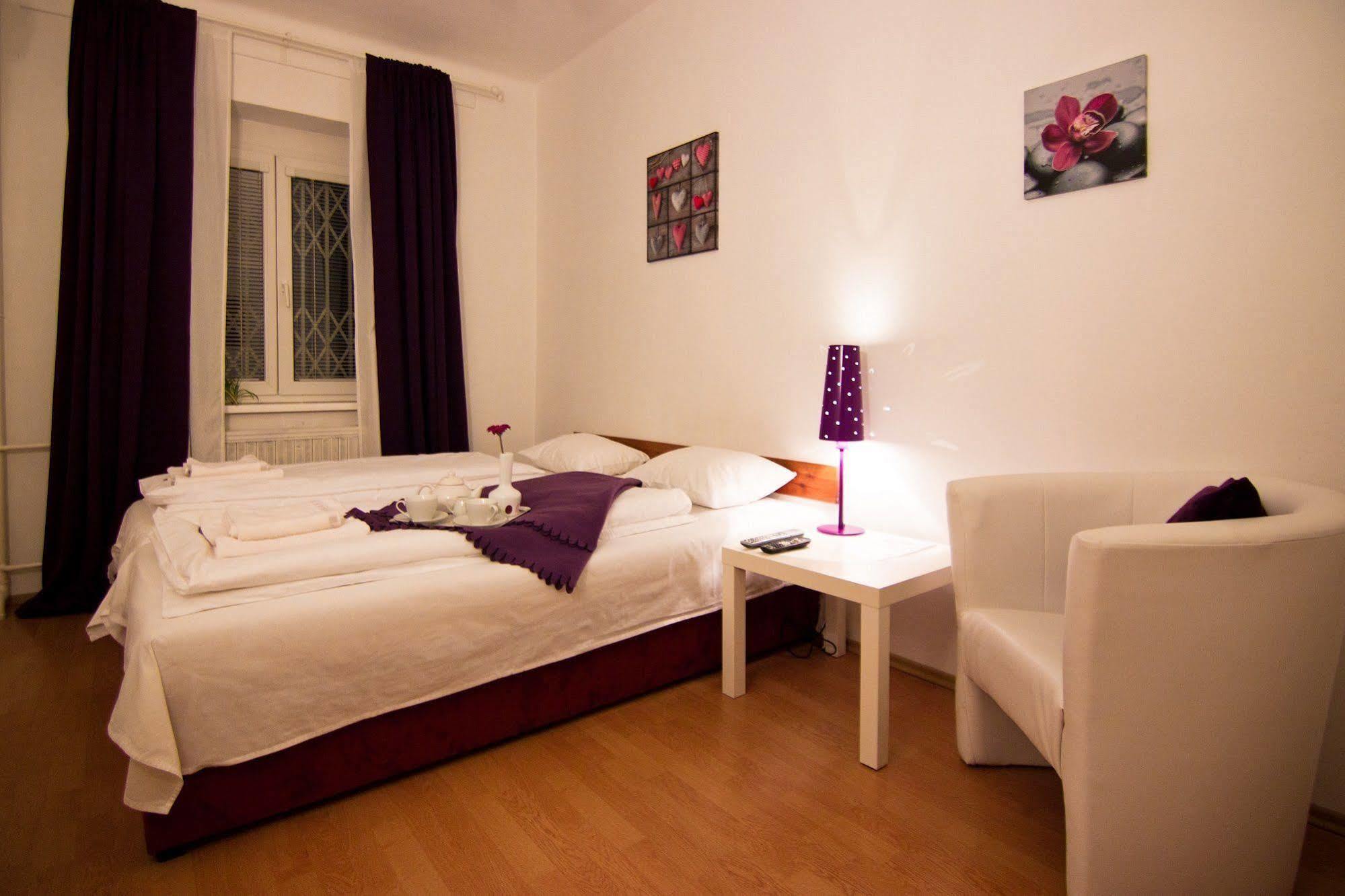 Pension Nika Praag Buitenkant foto
