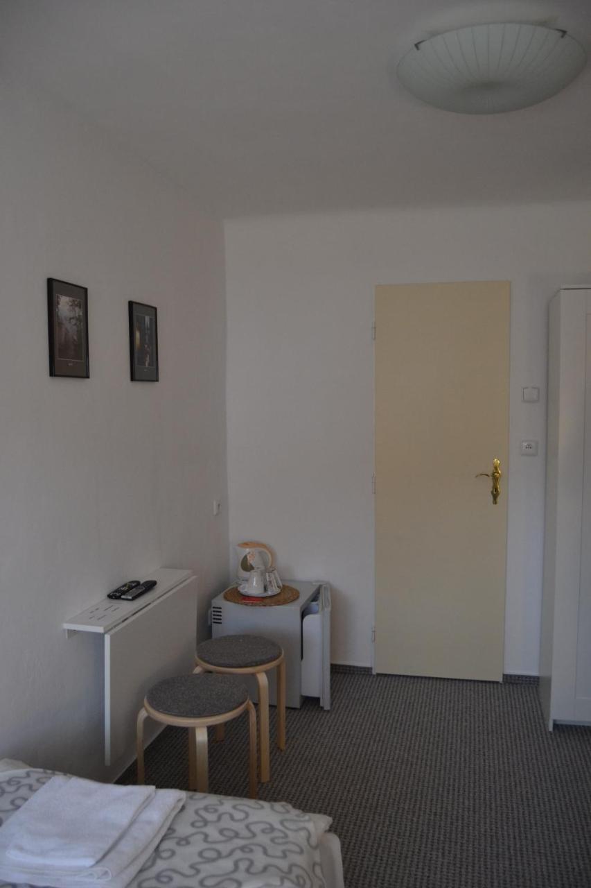 Pension Nika Praag Buitenkant foto